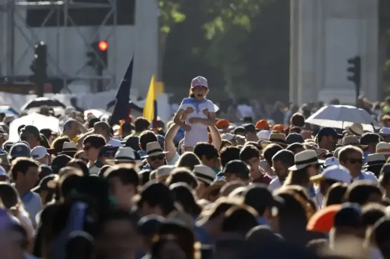 Thousands of people on Alcalá street to witness the mass.