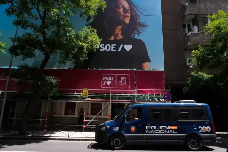 A police van in front of the PSOE headquarters in Madrid.