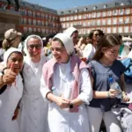 The euphoria for the Pope takes over the center of Madrid: "Do you know which hotel he's staying in?"