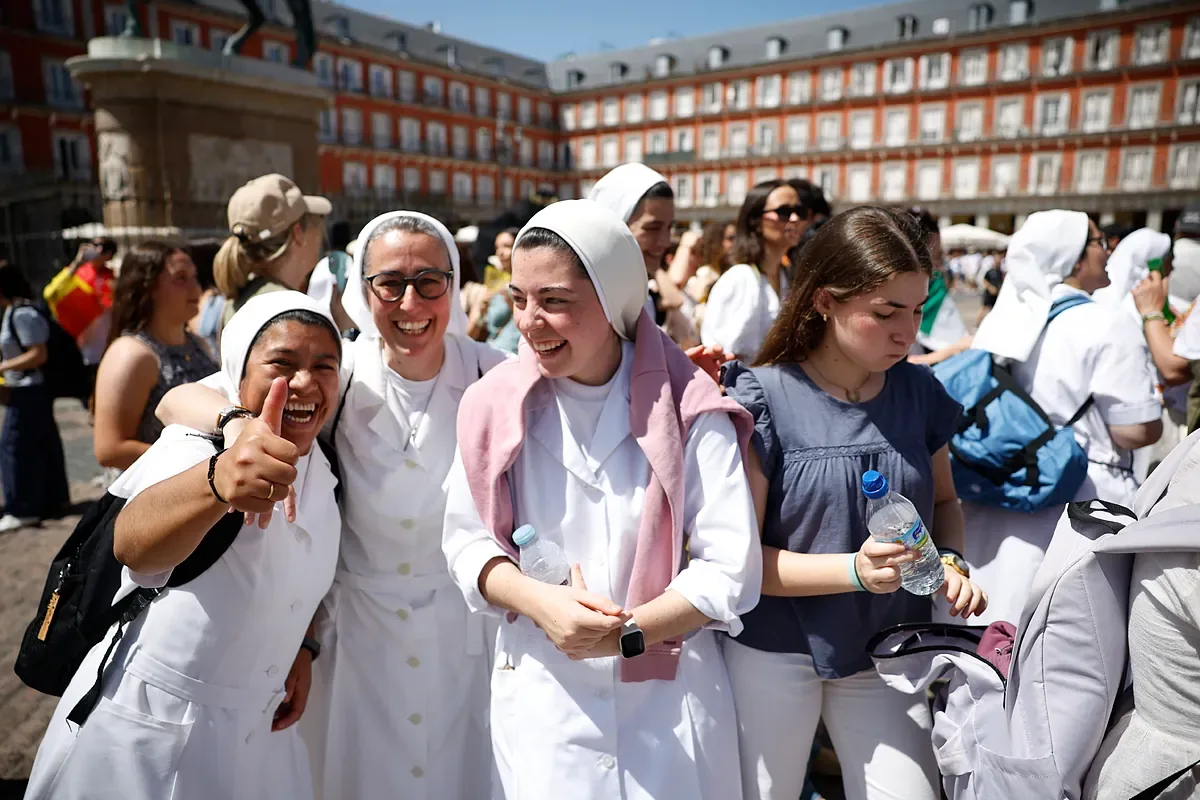 The euphoria for the Pope takes over the center of Madrid: "Do you know which hotel he's staying in?"