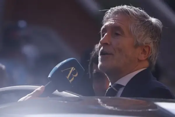 Marlaska contradicts himself and now alleges that when he denied meetings of the 'plumber' with the director of the Civil Guard, they were appointments about the "object of the plot"