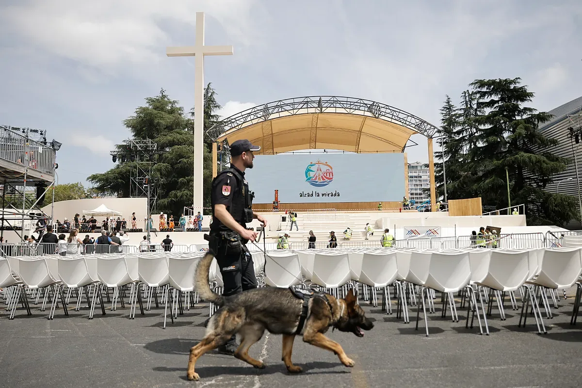 Bernabéu neighbors, happy with the 'noise' of the vigil and critical of Pedro Sánchez: "It angers me that he goes to greet the Pope when he is an atheist and doesn't attend religious funerals"