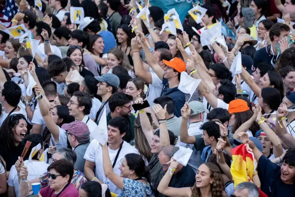 Thousands of believers fervently fill Lima Square to experience the Prayer Vigil with Leo XIV: "This is the Pope's youth"