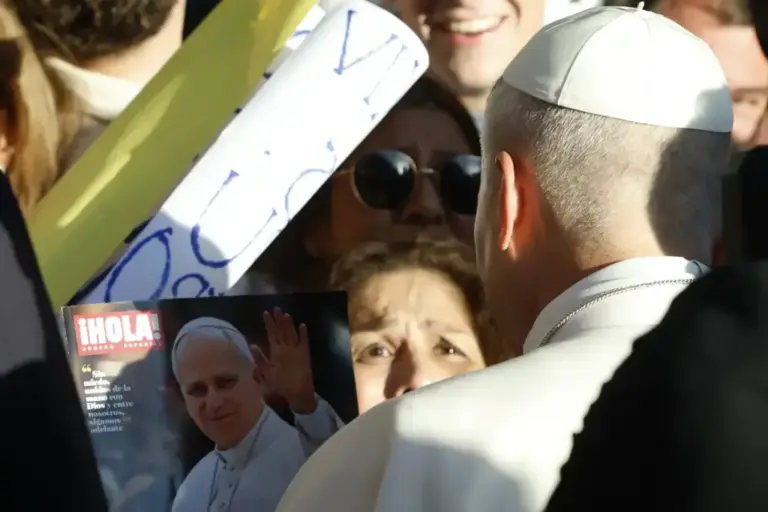 MADRID, 06/06/2026.- Pope  lt;HIT gt;Leo lt;/HIT gt;  lt;HIT gt;XIV lt;/HIT gt; greets the faithful upon his arrival at Lima Square where the Supreme Pontiff will preside over a Prayer Vigil with young people, this Saturday, the first of the six days that make up his official visit to Spain. EFE/ J.J. Guillen POOL