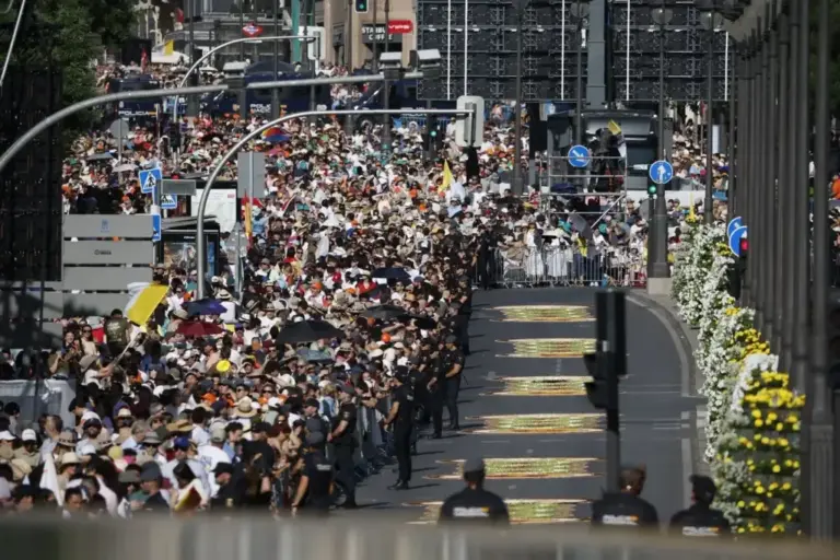 Tens of thousands of people around Cibeles.