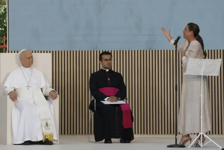 Leo XIV during Niña Pastori's performance on his visit to Carabanchel.