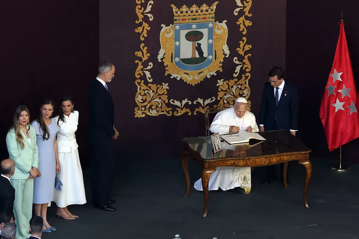 Cibeles, a 'political déjà vu' of the 'same' mass of 2011: without Sánchez, ovation for the Kings and Almeida's Key to Leo XIV