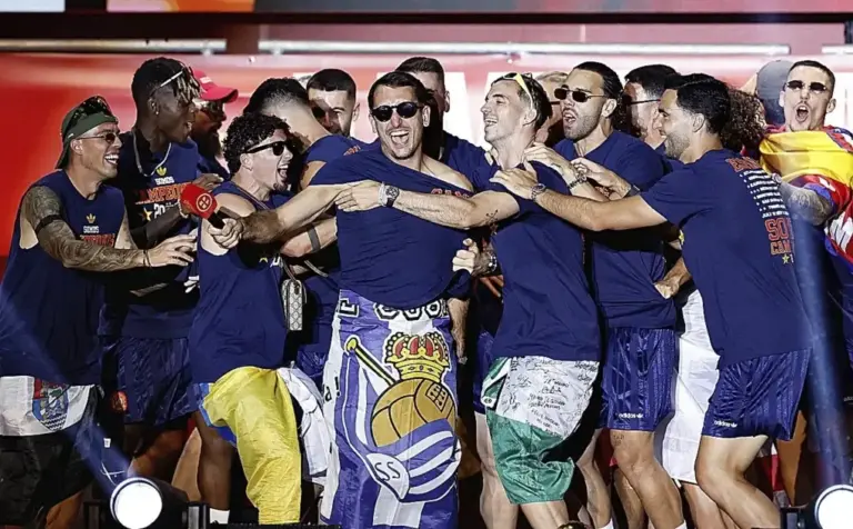 The champions celebrating the title on the Cibeles stage.