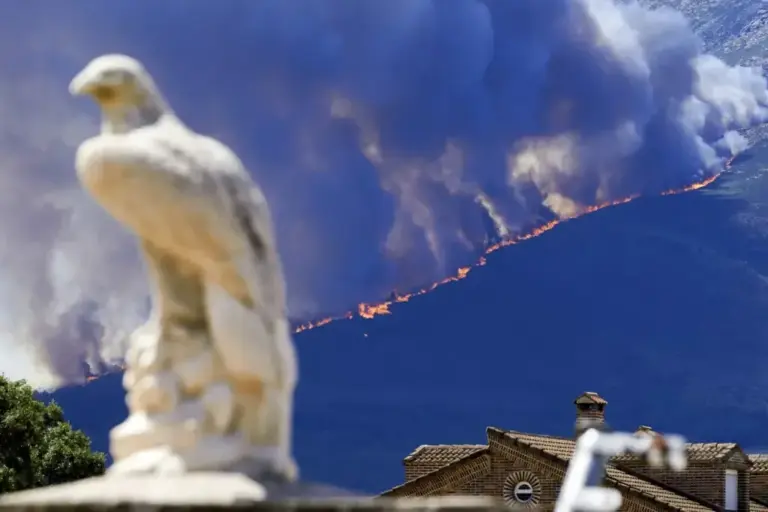 Aerial means work on extinguishing the fire between the Ávila towns of Burgohondo and Navaluenga.