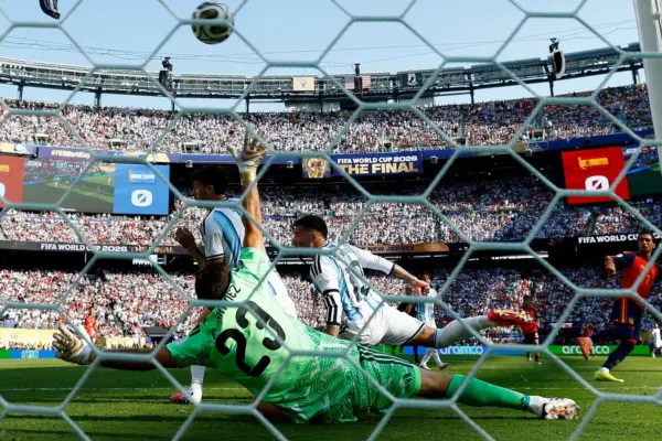Glory for Ferran, the goal in the 106th minute that is worth a star: "Destiny was written. It has been scored by 47 million Spaniards"