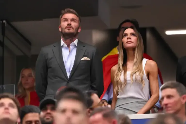 David y Victoria Beckham en las gradas del AT&T Stadium