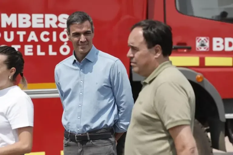 The President of the Government, Pedro Sánchez, and the President of the Generalitat, Juanfran Pérez Llorca, this Monday.