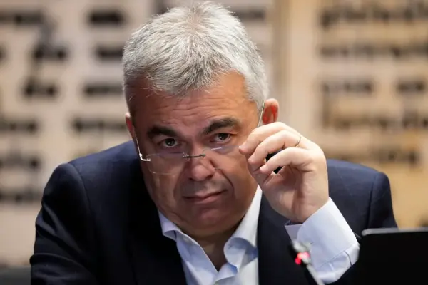 The judge extends the asset investigation of Santos Cerdán to the accounts of his wife, his daughter, his sister, and his brother-in-law