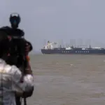 Oil prices soar more than 7% and exceed 100 dollars for the first time since May as the war in the Middle East intensifies