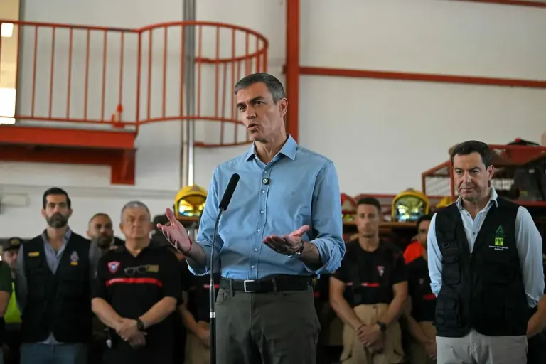 Pedro Sánchez calls for the signing of a national pact against the climate emergency in front of Juanma Moreno, invested thanks to Vox