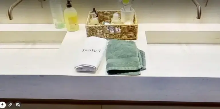 Towel embroidered with the name Isabel.