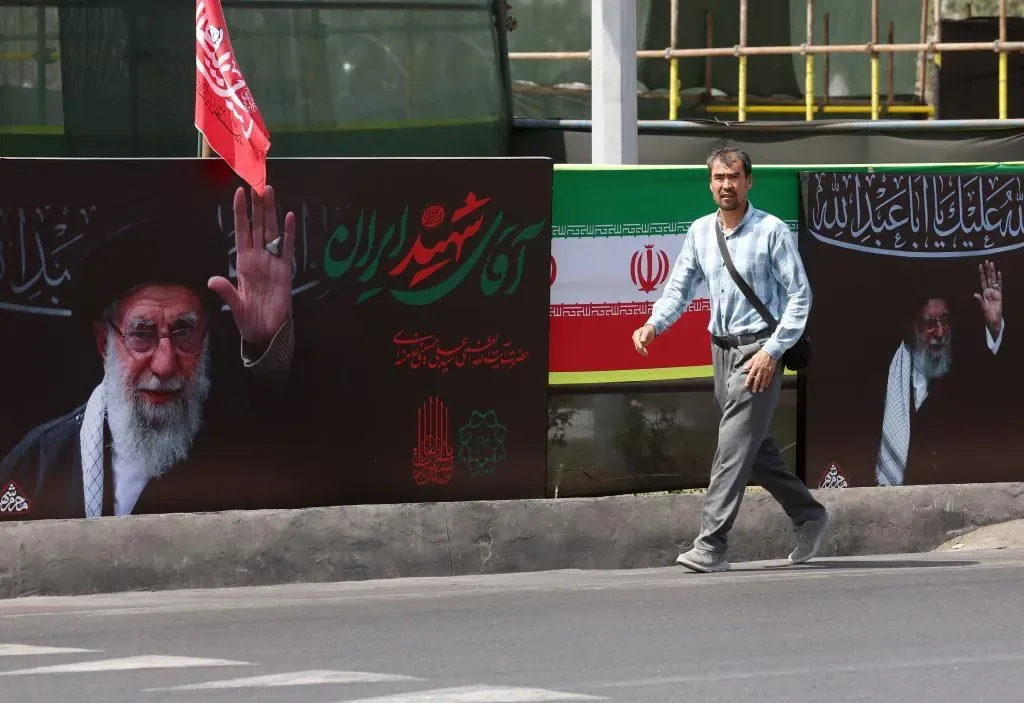 Trump orders to stop bombings against Iran to negotiate a deal