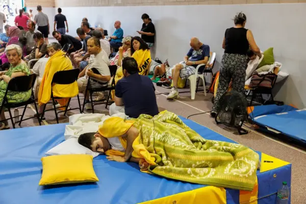 Uncertainty and anguish among the thousands evacuated in the threatened towns of Madrid: "Today we are here, tomorrow we don't know"