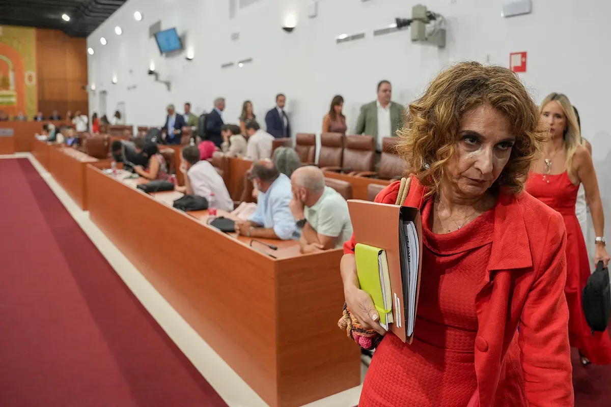 The 'popular' Ana Mestre debuts as president of the Andalusian Parliament with a snub from María Jesús Montero's PSOE: "This is not going to be a ring"