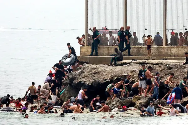 Spain suffers the greatest crisis at its borders due to the "permissiveness of Morocco" and the Government's paralysis for eight hours
