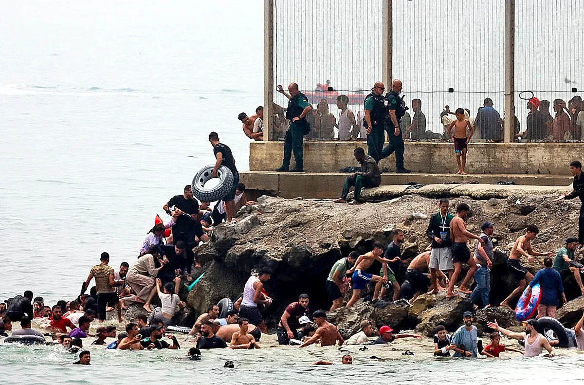 Spain suffers the greatest crisis at its borders due to the "permissiveness of Morocco" and the Government's paralysis for eight hours
