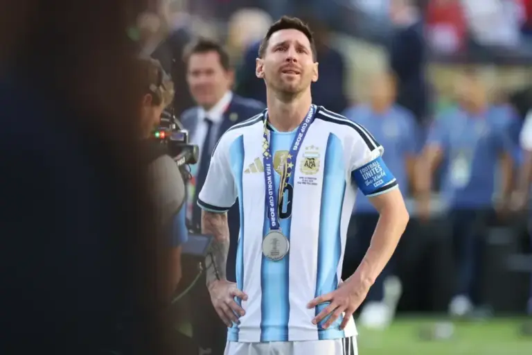 Messi says goodbye in tears in a powerless and furious Argentina: "We have to be great in defeat"