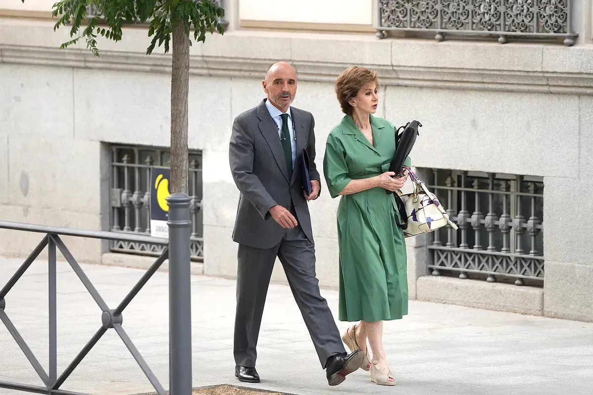 Zapatero ordered to camouflage the 1% commission in the Plus Ultra rescue in several payments