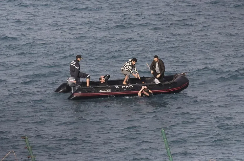Mobilization through networks, end of 'hot returns' by swimming, and the fog: reasons for the migratory surge in Ceuta