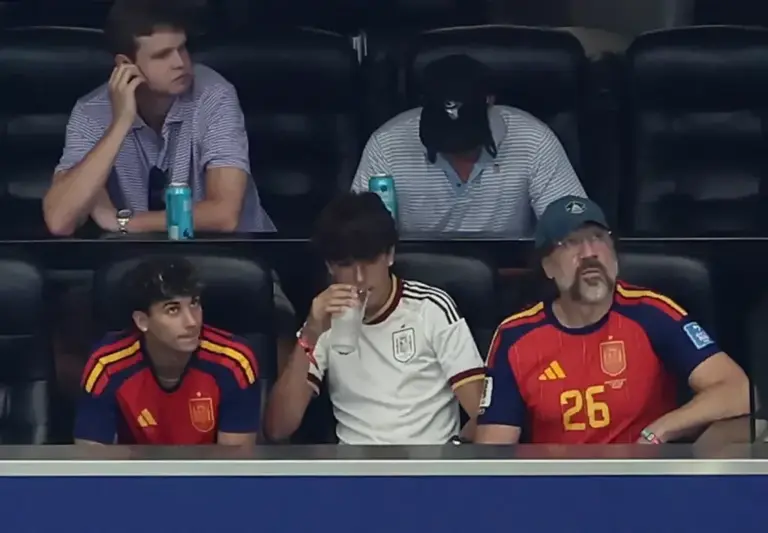 Bardem, disfrutando del partido España-Francia desde las gradas