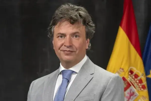 The Government invokes an exception to appoint as the new Director General of the Treasury the husband of Óscar López's number 2