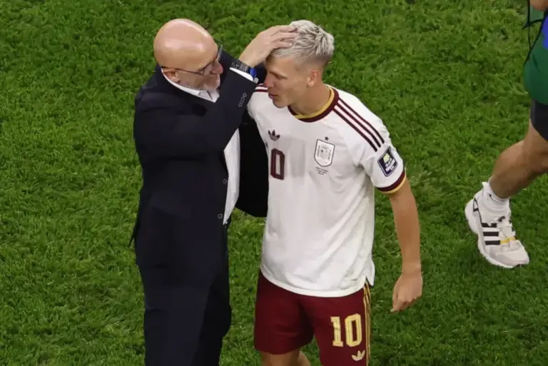 Luis de la Fuente congratulates Olmo.