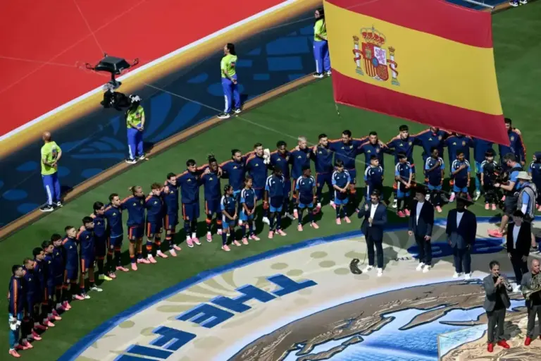 The Spanish team during the anthem ceremony in the final.