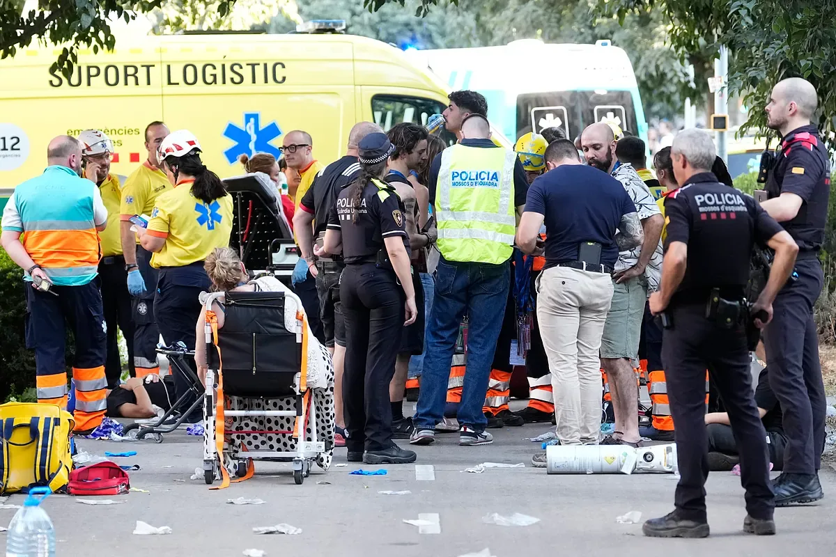 A fire in the Barcelona metro leaves more than 130 affected, several of them transferred to hospitals, and forces the evacuation of the Glòries station and the closure of the Clot station