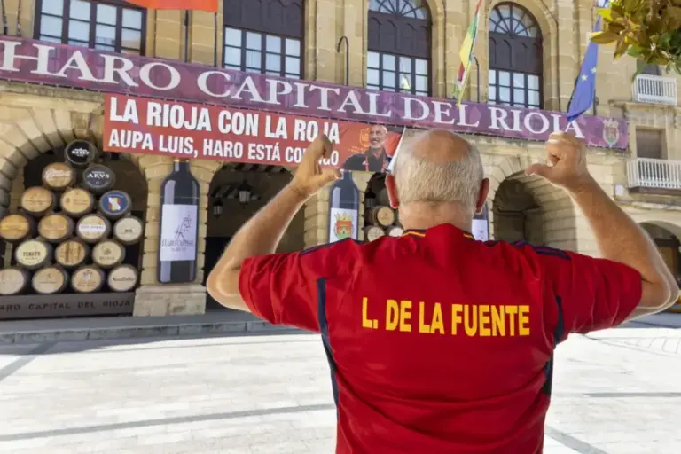 A resident of Haro, wearing Luis de la Fuente's jersey.