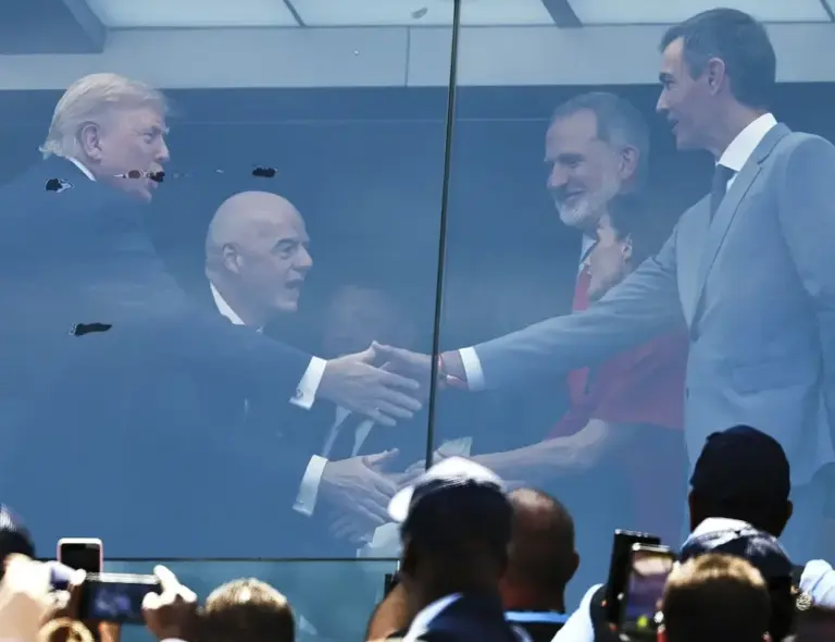 Trump shakes hands with Sánchez, before Infantino and the Kings.