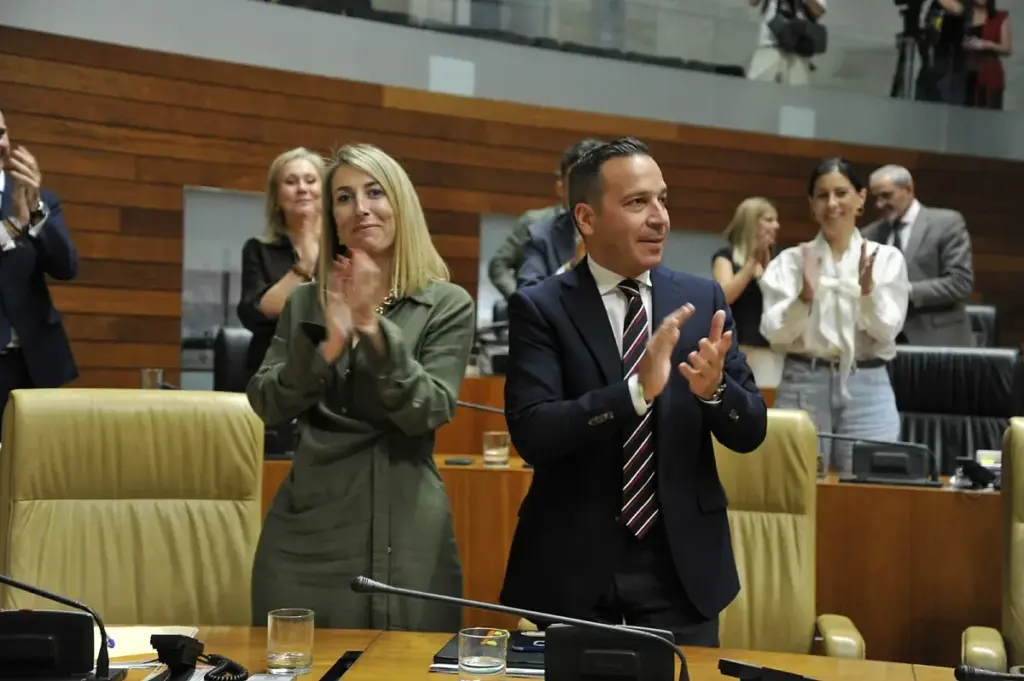 Guardiola y Vox aprueban los primeros presupuestos de la
legislatura y confirman su sintonía actual
