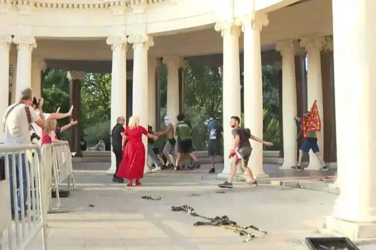Esther López, PP councilor in Bilbao, confronts several radicals with a red fan.