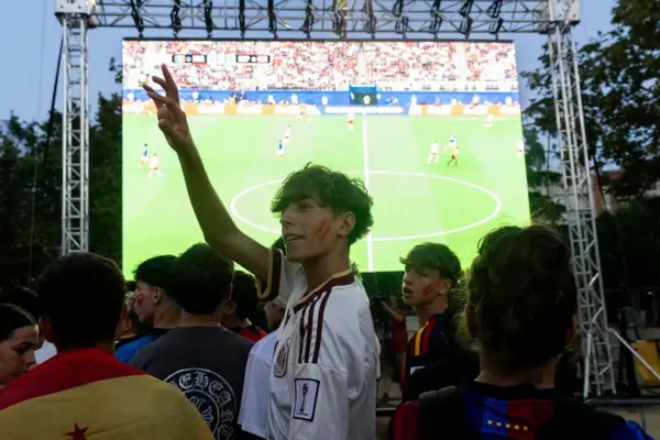 Basque Country and Catalonia, between nationalism and the World Cup final: the no from the mayor of Bilbao and the Barcelona enthusiasm with the giant screens