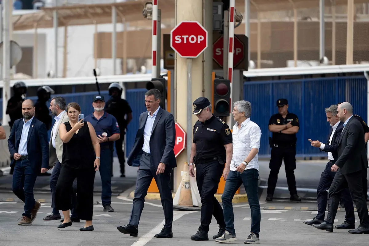 Dozens of people greet Sánchez and Marlaska in Ceuta with whistles, insults, and shouts of "resignation"