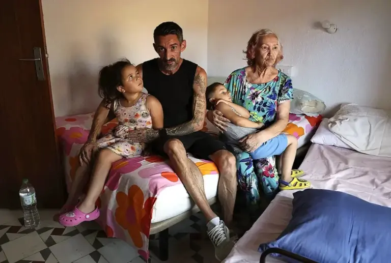 Moisés and his mother, along with his children, yesterday, in a room of the Antas convent, Almería