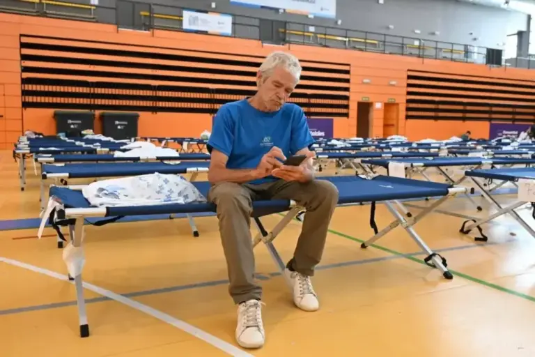 Manuel revisando en su teléfono el recorrido del incendio.
