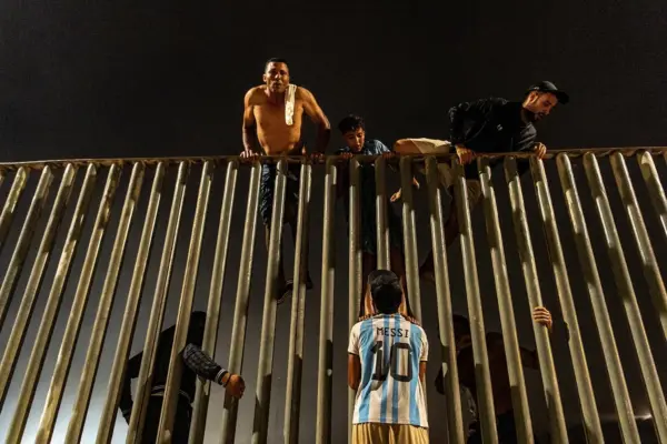 About 50,000 people cross the border into Ceuta under the watch of the Army and the Civil Guard, and the Government assures that half have already returned to Morocco