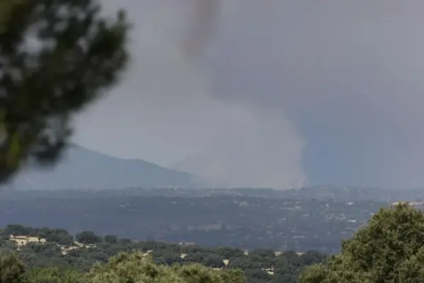 Ayuso describes as "unprecedented" the fire that is already forcing the evacuation of 19,000 people in Madrid: "It's a perfect storm. It's being catastrophic"