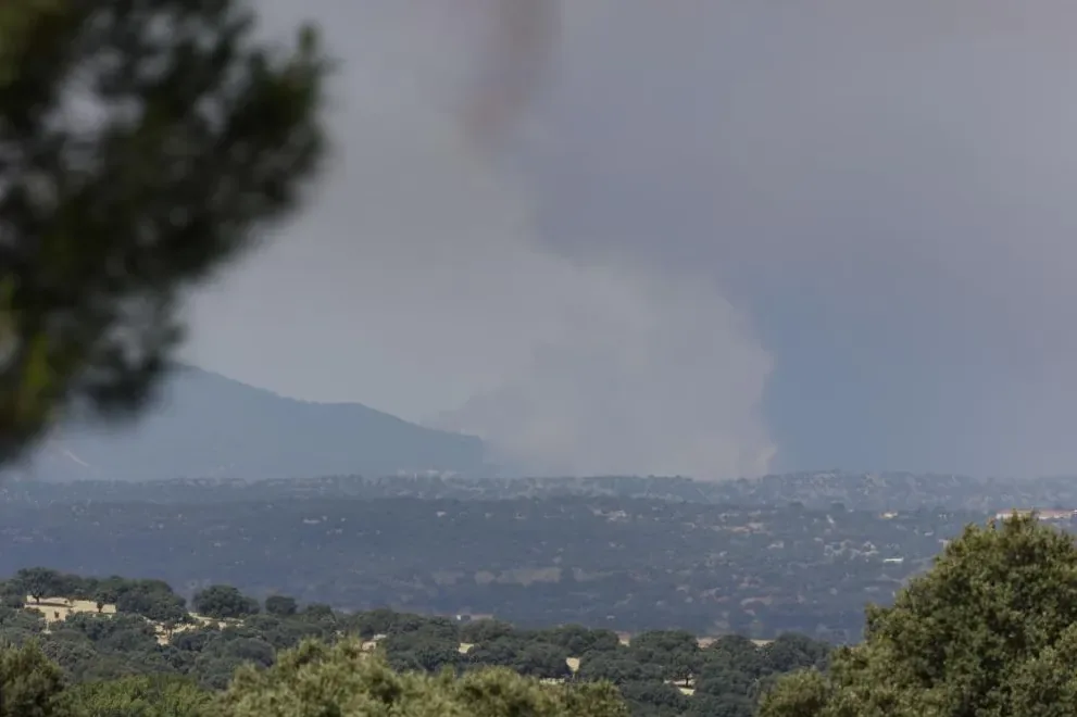 Ayuso describes as "unprecedented" the fire that is already forcing the evacuation of 19,000 people in Madrid: "It's a perfect storm. It's being catastrophic"