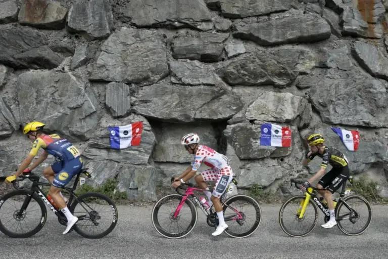 Ayuso, Carapaz and Kuss, during the breakaway.