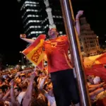 A promise is a debt: Spain delivers in the World Cup final and forces the gifting of televisions and fiber optics