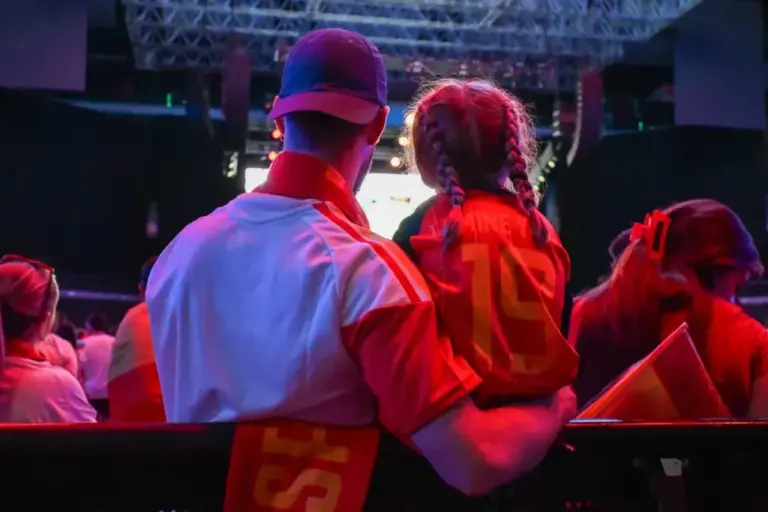 A father with his daughter inside the Movstar Arena.