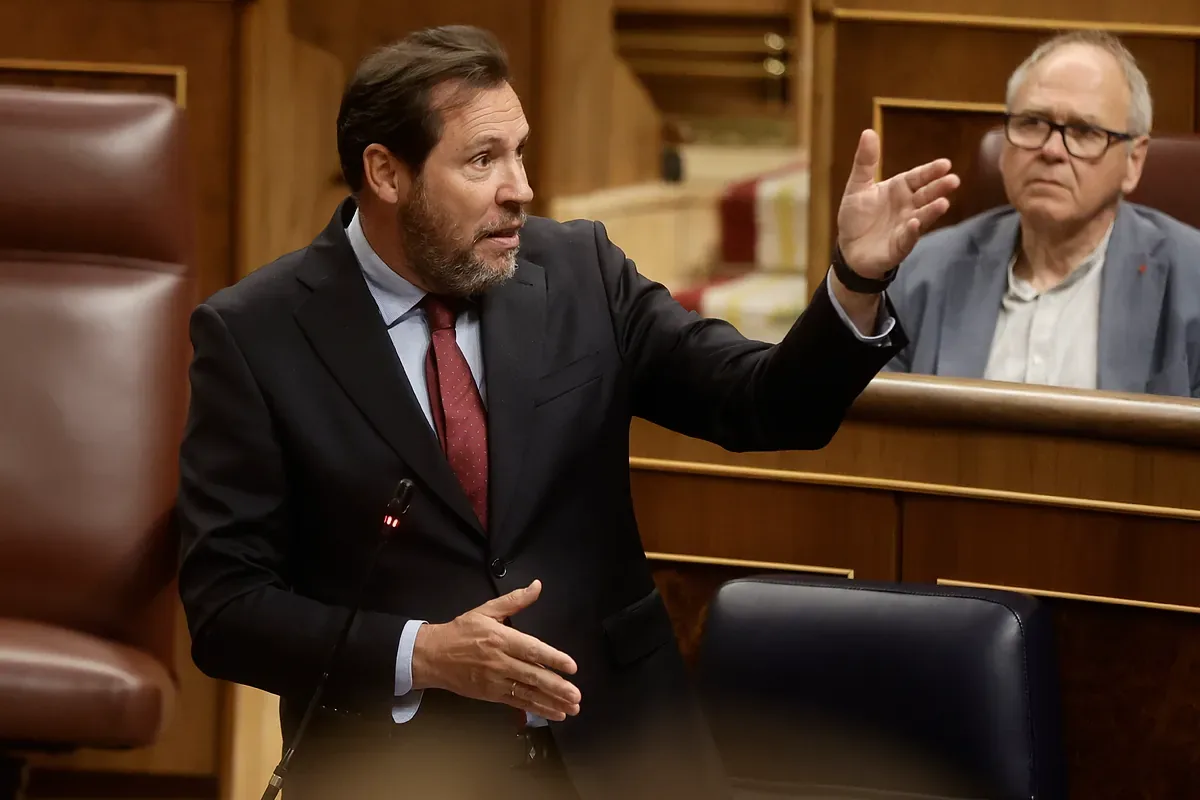 Puente slams PP governments for "asking the Government to bail them out" regarding fires, and the 'populars' brand his actions as "miserable"