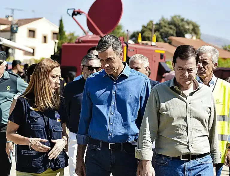 President Sánchez with Alfonso Fernández-Mañueco in Navaluenga (Ávila).