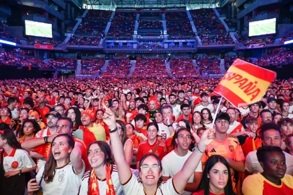15,000 people roar in the Movistar Arena to cheer for the national team: "We want to witness history"